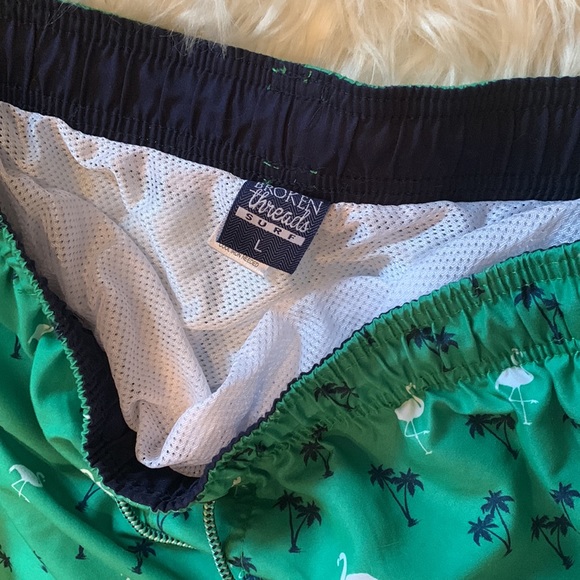 Broken threads palm tree & flamingo swim trunks LIKE NEW! - Picture 3 of 8